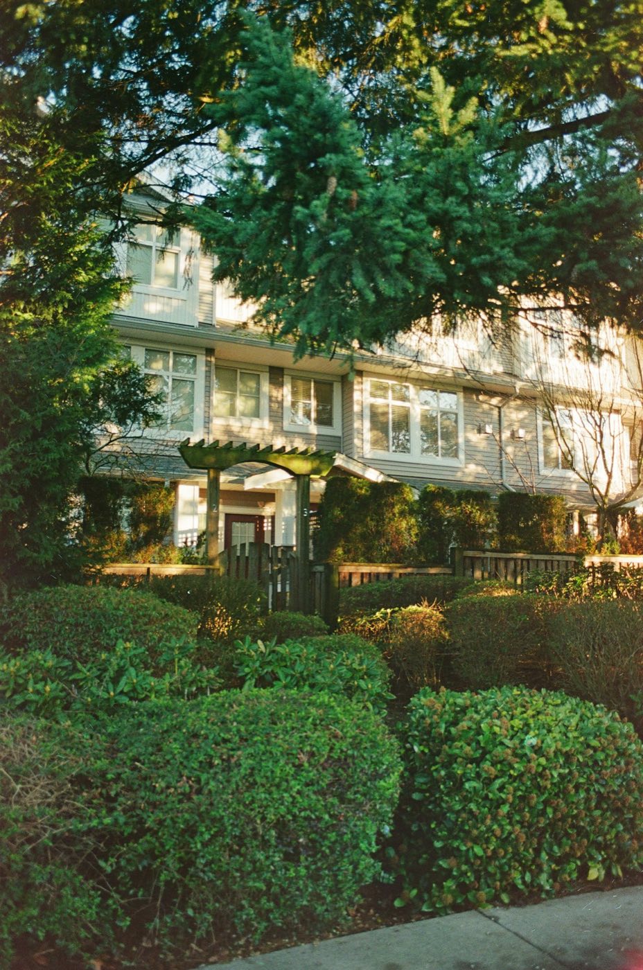 Wohnhaus mit begrünter Außenanlage